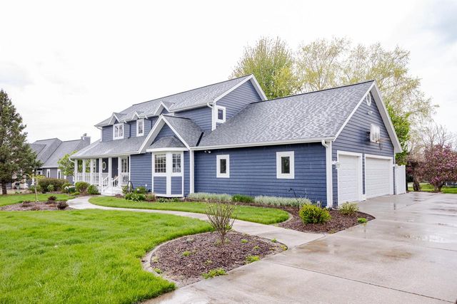 438 River Bluff CIRCLE, Oconomowoc, WI 53066