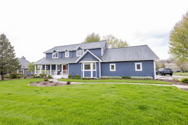 438 River Bluff CIRCLE, Oconomowoc, WI 53066