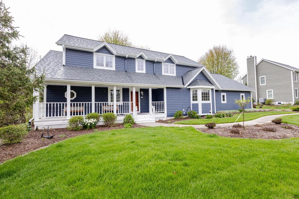438 River Bluff CIRCLE, Oconomowoc, WI 53066