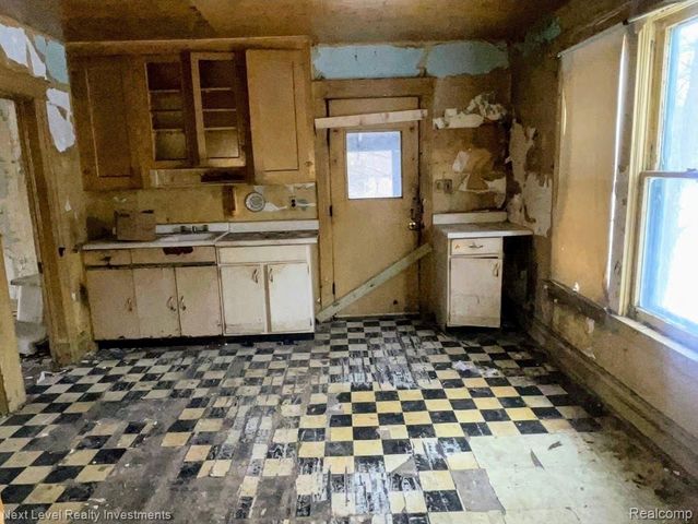 3345 E Ferry Street, Detroit, MI 48211