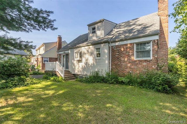 6 Grady Court, Great Neck, NY 11023