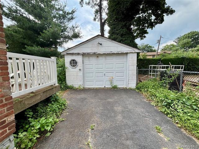 6 Grady Court, Great Neck, NY 11023