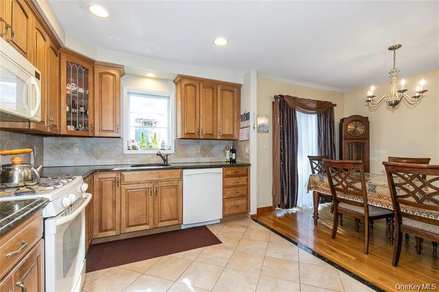 6 Grady Court, Great Neck, NY 11023