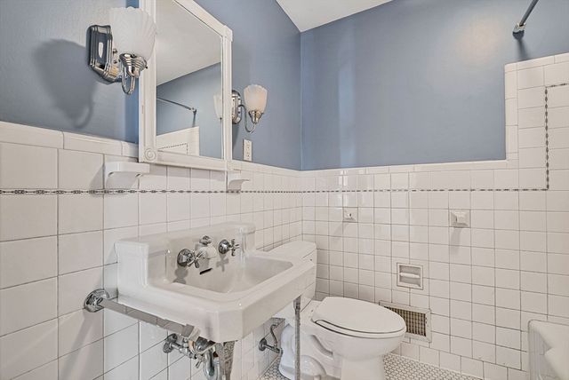 11 Wachusett Rd, Wellesley, MA 02481