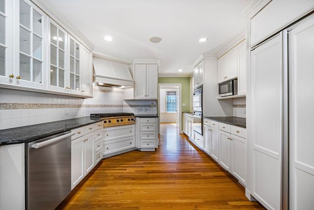 11 Wachusett Rd, Wellesley, MA 02481