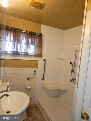 6 LACLEDE DR, Burlington, NJ 08016