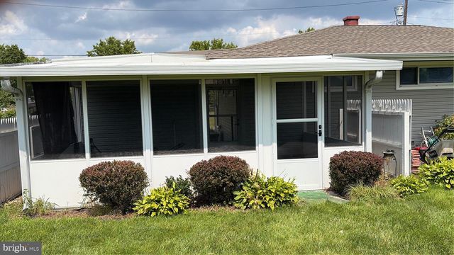 6 LACLEDE DR, Burlington, NJ 08016