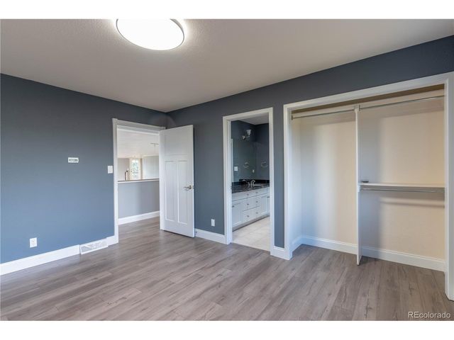 8095 S Oak Hill Cir, Aurora, CO 80016