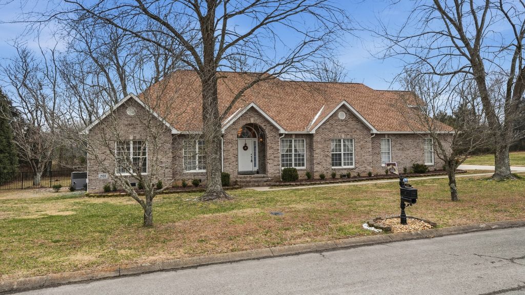 201 Victoria Ct, Tullahoma, TN 37388