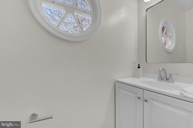 1122-B N STAFFORD ST, Arlington, VA 22201