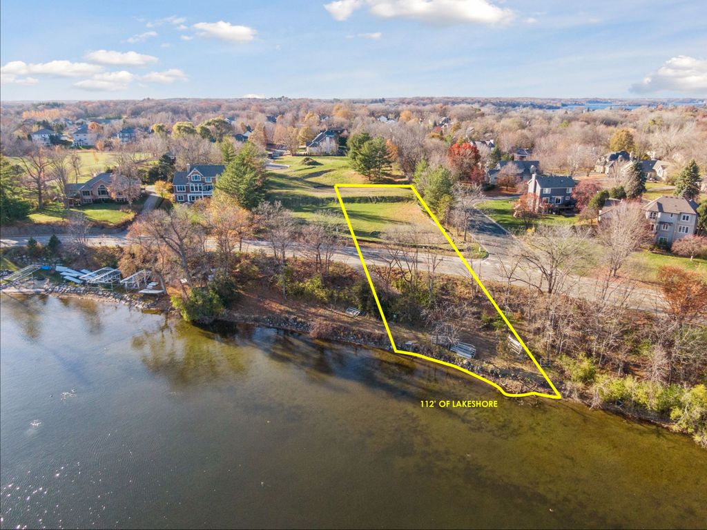 3930 Stratford Lane, Chanhassen, MN 55331