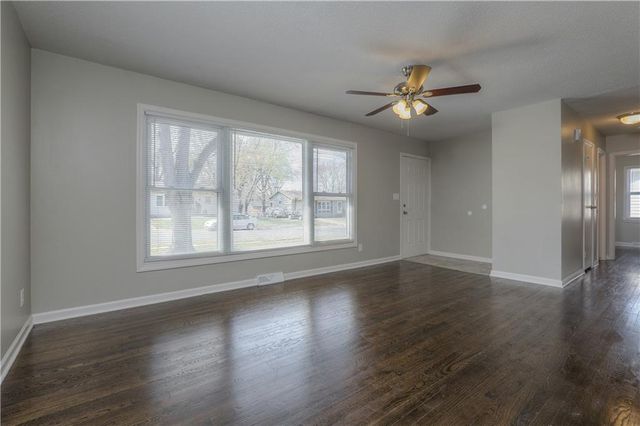 1 Walnut Street, Lee's Summit, MO 64063