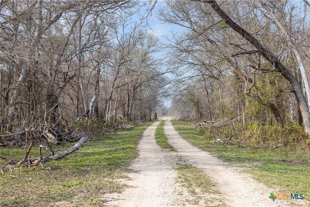 1144 Treetop Lane, Luling, TX 78648