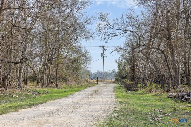 1144 Treetop Lane, Luling, TX 78648