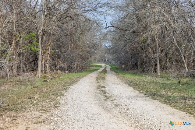 1144 Treetop Lane, Luling, TX 78648