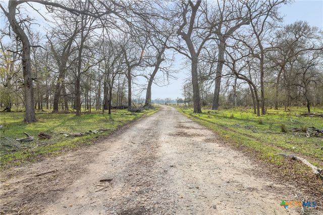 1144 Treetop Lane, Luling, TX 78648