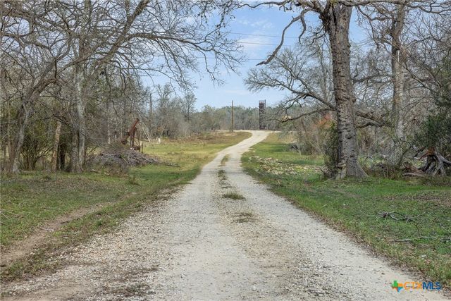 1144 Treetop Lane, Luling, TX 78648