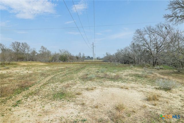 1144 Treetop Lane, Luling, TX 78648