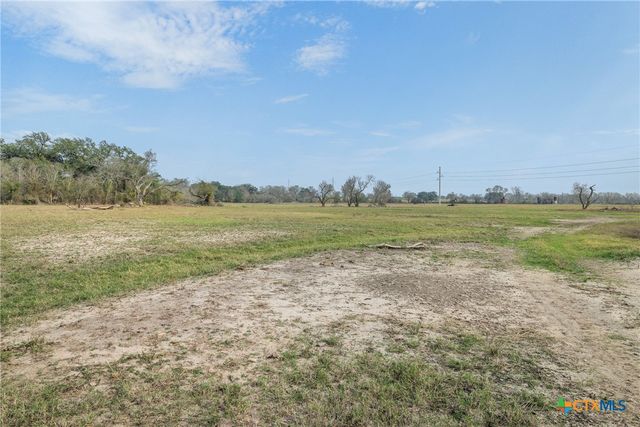 1144 Treetop Lane, Luling, TX 78648