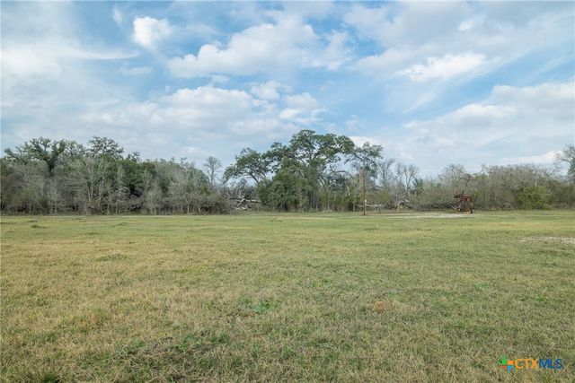 1144 Treetop Lane, Luling, TX 78648