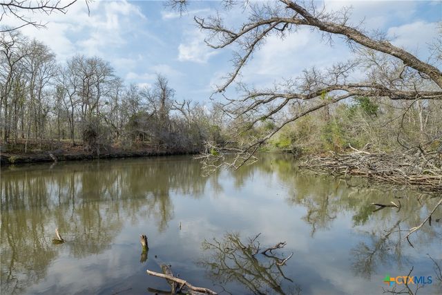 1144 Treetop Lane, Luling, TX 78648