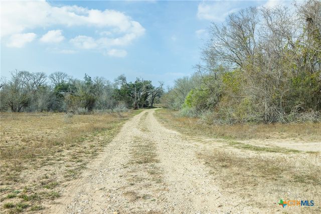 1144 Treetop Lane, Luling, TX 78648