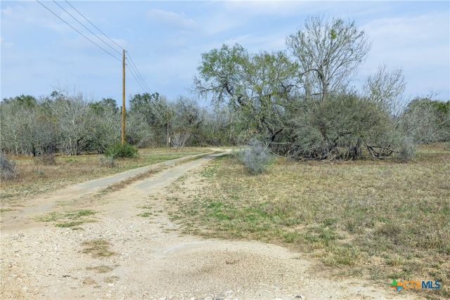 1144 Treetop Lane, Luling, TX 78648