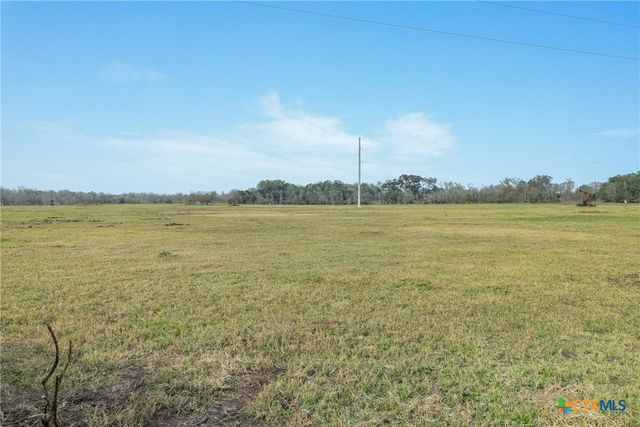 1144 Treetop Lane, Luling, TX 78648