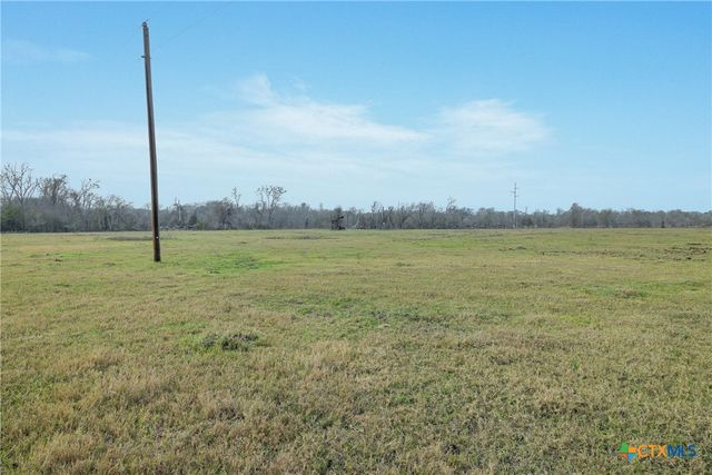 1144 Treetop Lane, Luling, TX 78648