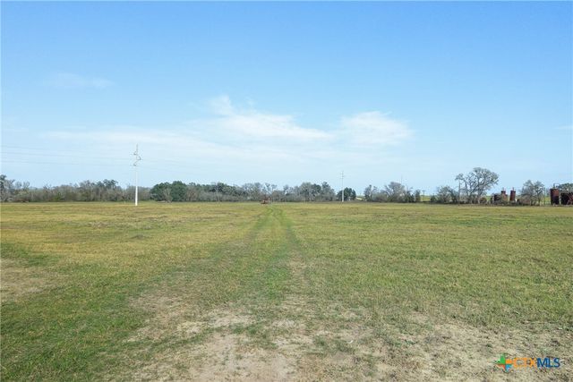 1144 Treetop Lane, Luling, TX 78648