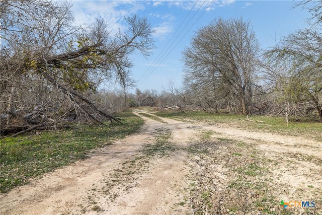 1144 Treetop Lane, Luling, TX 78648
