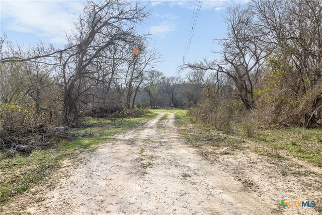 1144 Treetop Lane, Luling, TX 78648