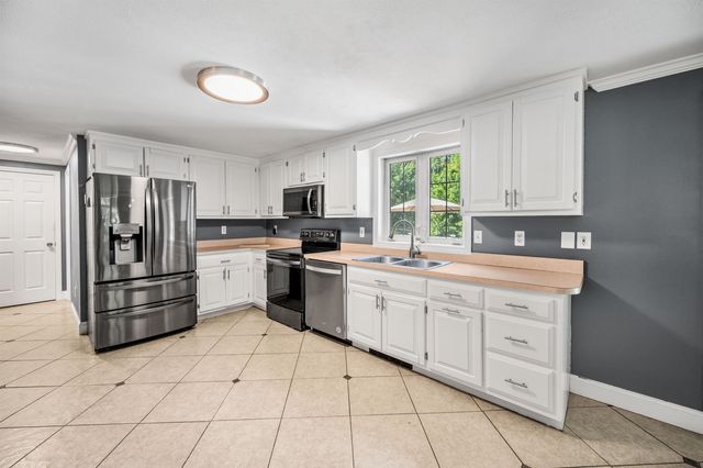 3 Brenner Drive, Newton, NH 03858