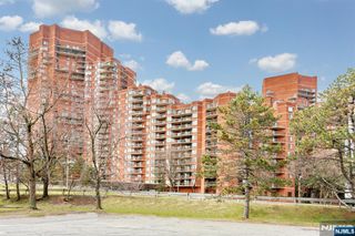 1608 Harmon Cove Tower, Secaucus, NJ 07094