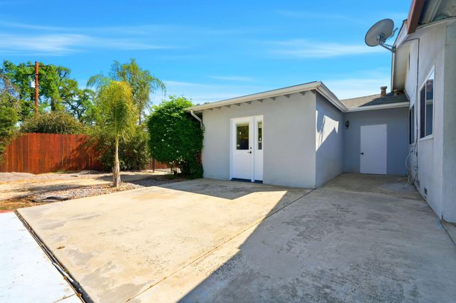 2832 W Sue Avenue, Visalia, CA 93277