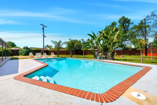 2832 W Sue Avenue, Visalia, CA 93277