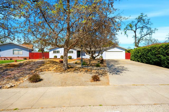 2832 W Sue Avenue, Visalia, CA 93277