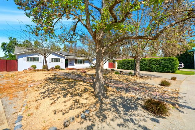 2832 W Sue Avenue, Visalia, CA 93277