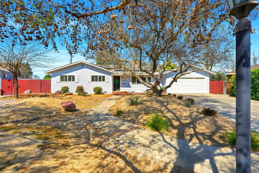 2832 W Sue Avenue, Visalia, CA 93277