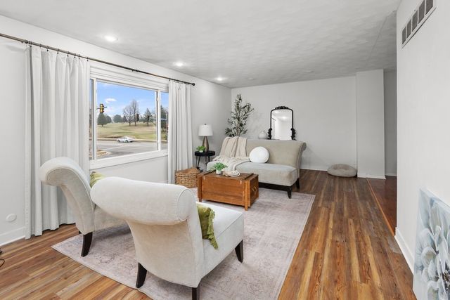 2704 29th Street, Bettendorf, IA 52722