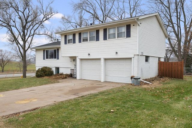 2704 29th Street, Bettendorf, IA 52722