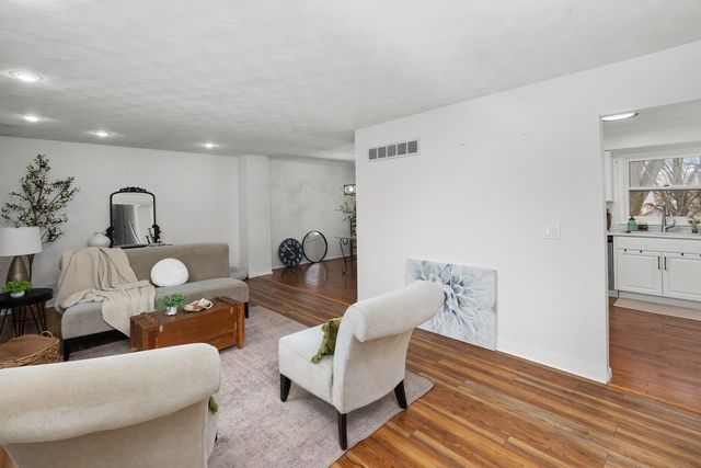 2704 29th Street, Bettendorf, IA 52722