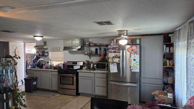 5511 Pine Springs Way, Bakersfield, CA 93313