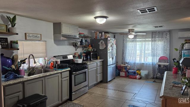 5511 Pine Springs Way, Bakersfield, CA 93313