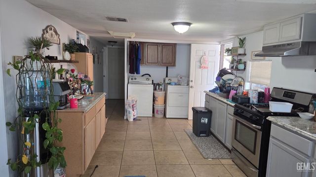 5511 Pine Springs Way, Bakersfield, CA 93313