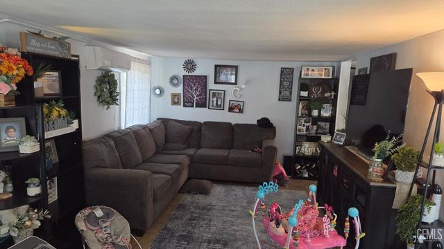 5511 Pine Springs Way, Bakersfield, CA 93313