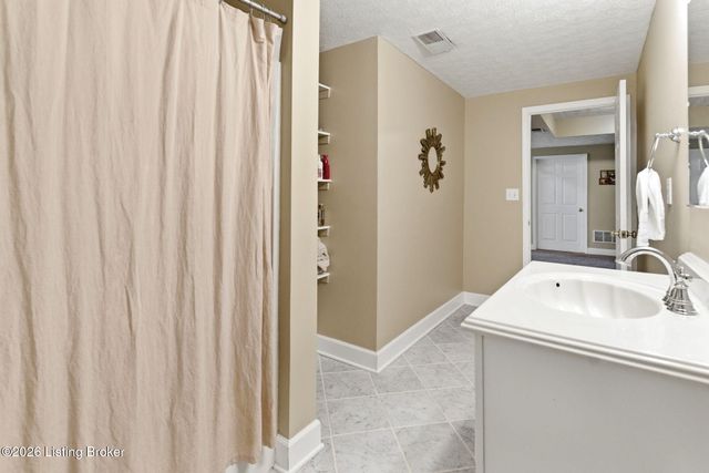 1513 Mahogany Run Dr, La Grange, KY 40031