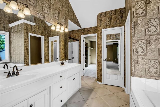 4606 AMINDA Street, Shawnee, KS 66226