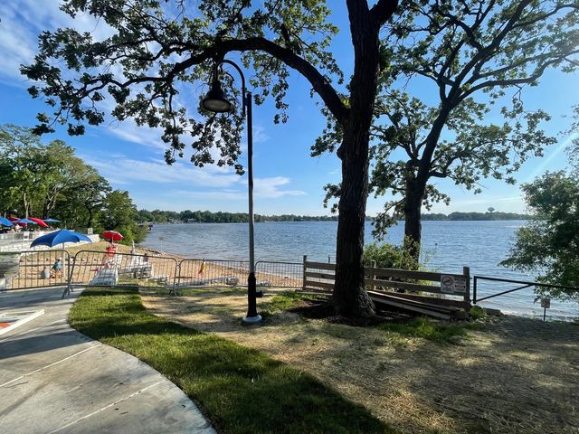 207 Lions Court, Lake Zurich, IL 60047