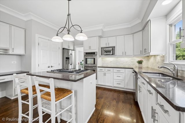 207 Lions Court, Lake Zurich, IL 60047